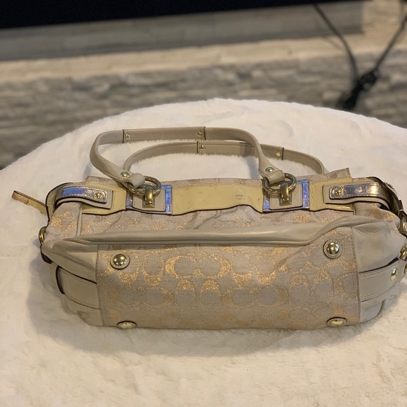 Authentic - Well loved Coach purse. Signs of use. - Picture 4 of 10